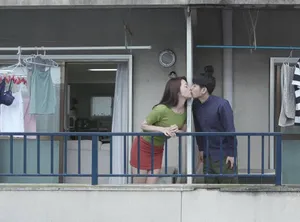 Tiếng rên của chị cạnh bên nhà sát bên và cậu thanh niên được lái máy bay