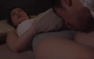 3 ngày ông chồng đi công việc, cô vợ ở nhà nữa đêm bị bố ông xã mò vào phòng