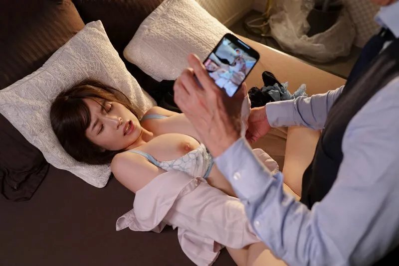 Tiền bối chuốc thuốc em thư ký bắt chịch cả đêm khi đi bàn việc làm ăn xa
