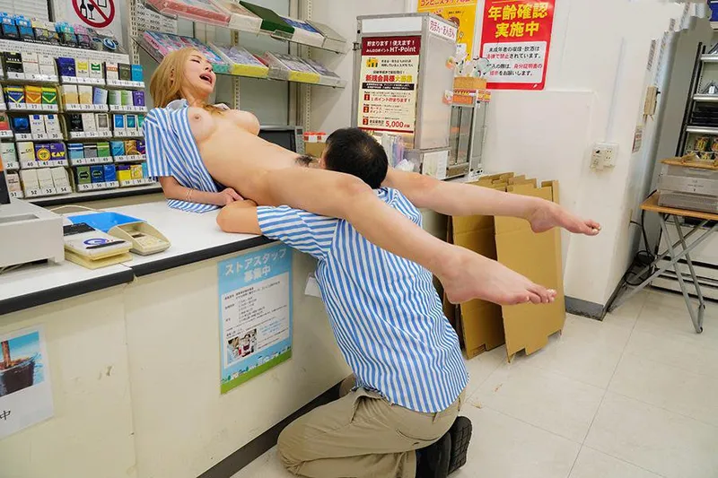 Anh quản lý tống tình hoa nhỏ ngổ ngáo của chủ cửa hàng tiện lợi