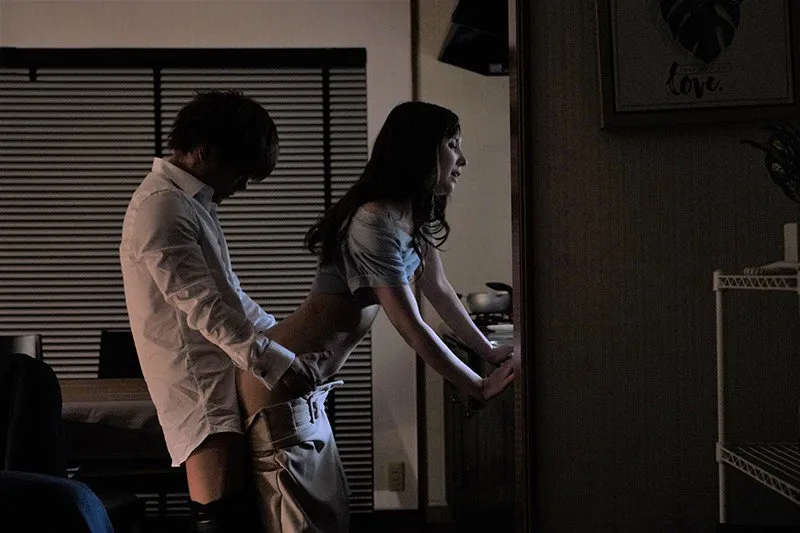 Tiền bối đi làm ăn, cậu nhân viên đến nhà làm tình bà xã ông ấy