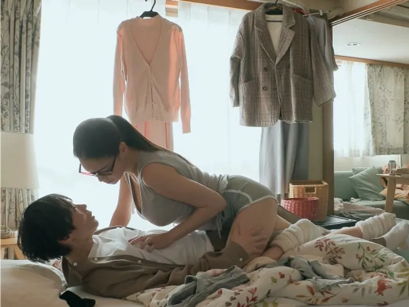 được chị nhà sát bên "an ủi" khi eny đi ngoại tình